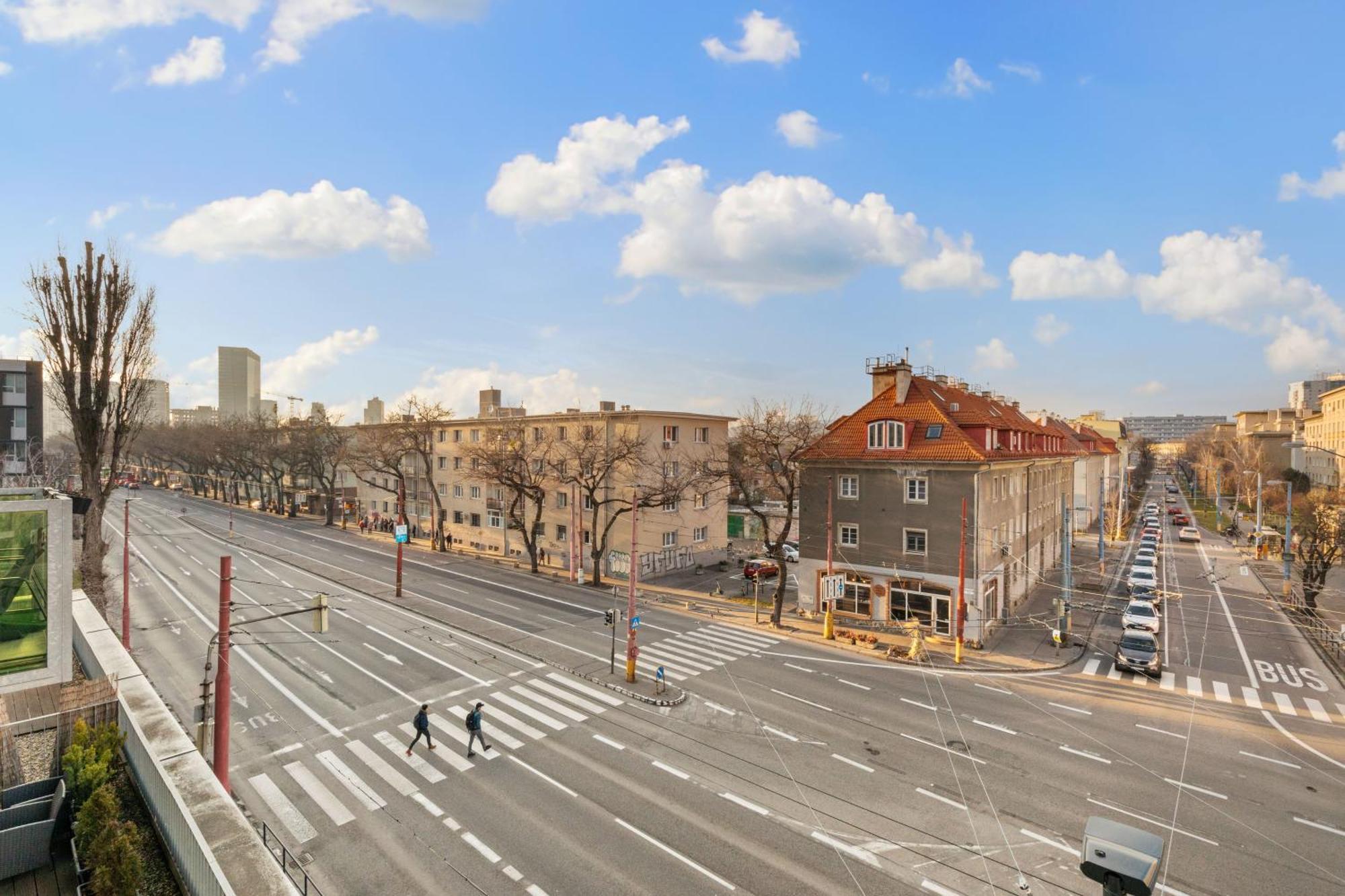 Lam Safari - Balcony - Ac - Free Parking Apartment Братислава Екстериор снимка