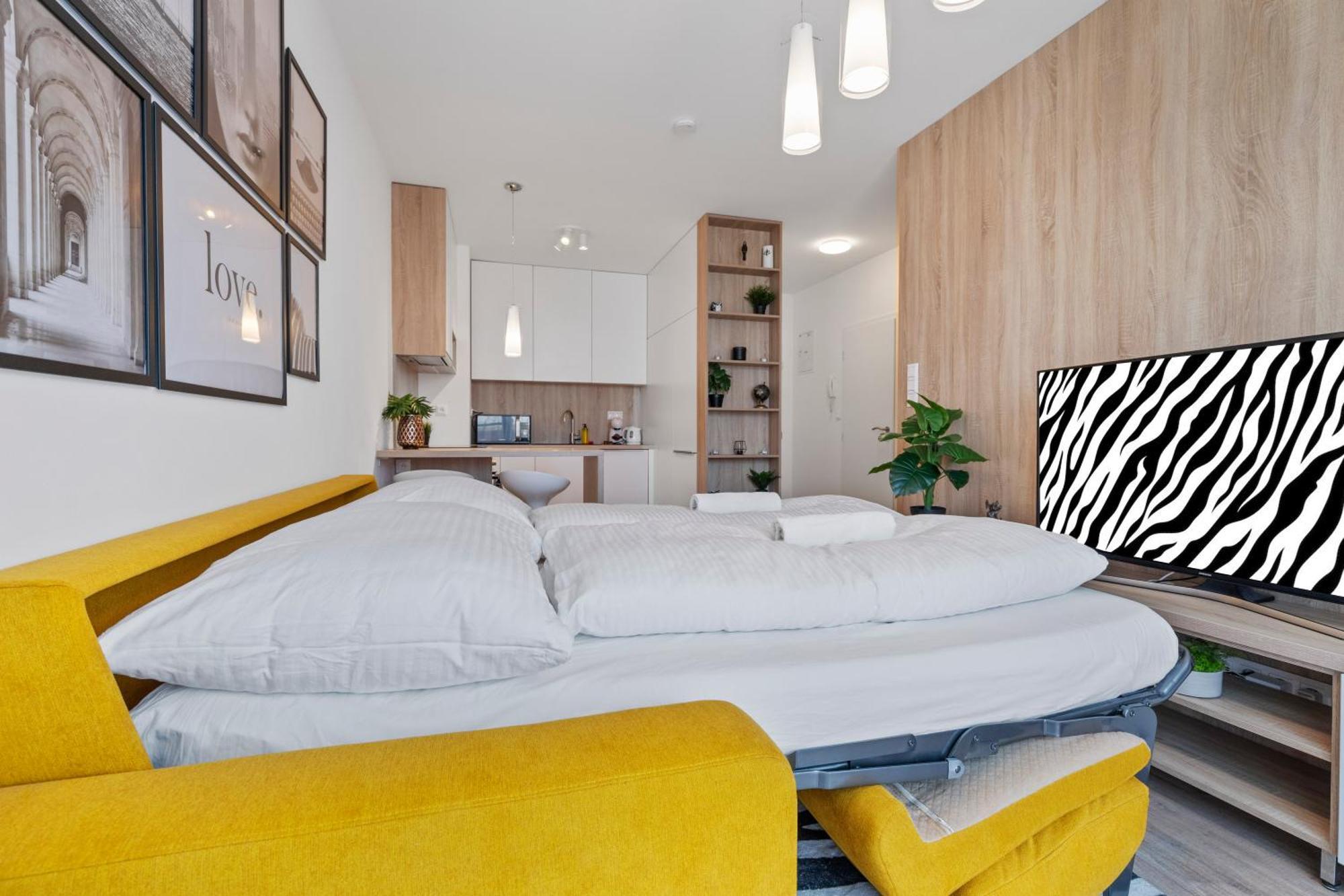 Lam Safari - Balcony - Ac - Free Parking Apartment Братислава Екстериор снимка